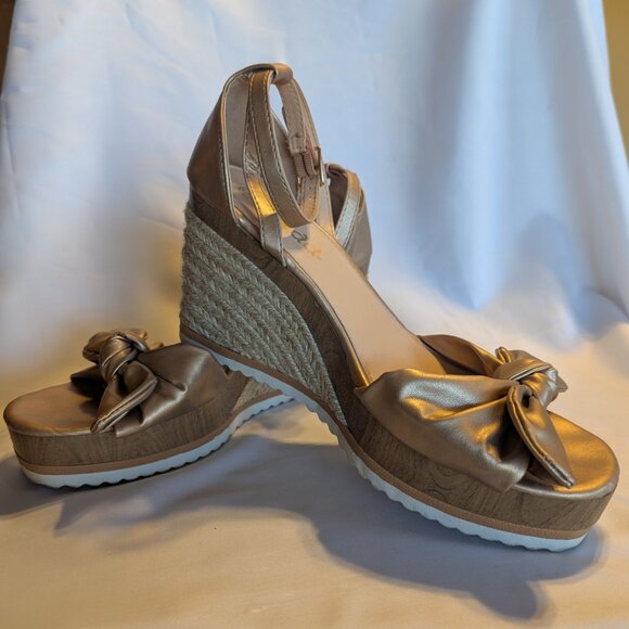 MUDD Gold Espadrille Wedges Size 9 - Picture 4 of 4